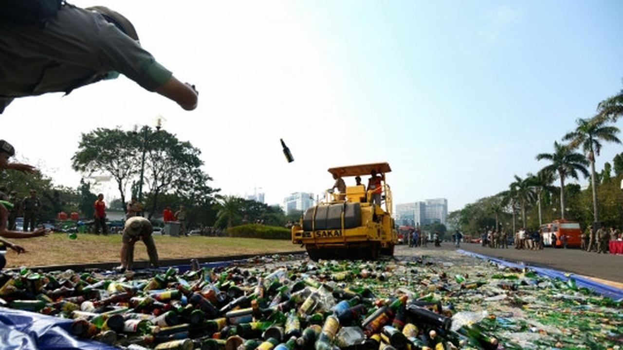 Pemusnahan 11.321 botol miras ilegal di Monas