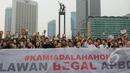 Ratusan orang yang menamakan dirinya sebagai "Teman Ahok." melakukan aksi di Bundaran HI, Jakarta, Minggu (1/3/2015). Aksi mereka sebagai bentuk dukungan kepada Ahok yang ingin membongkar dana siluman di Pemprov DKI (Liputan6.com/Herman Zakharia)