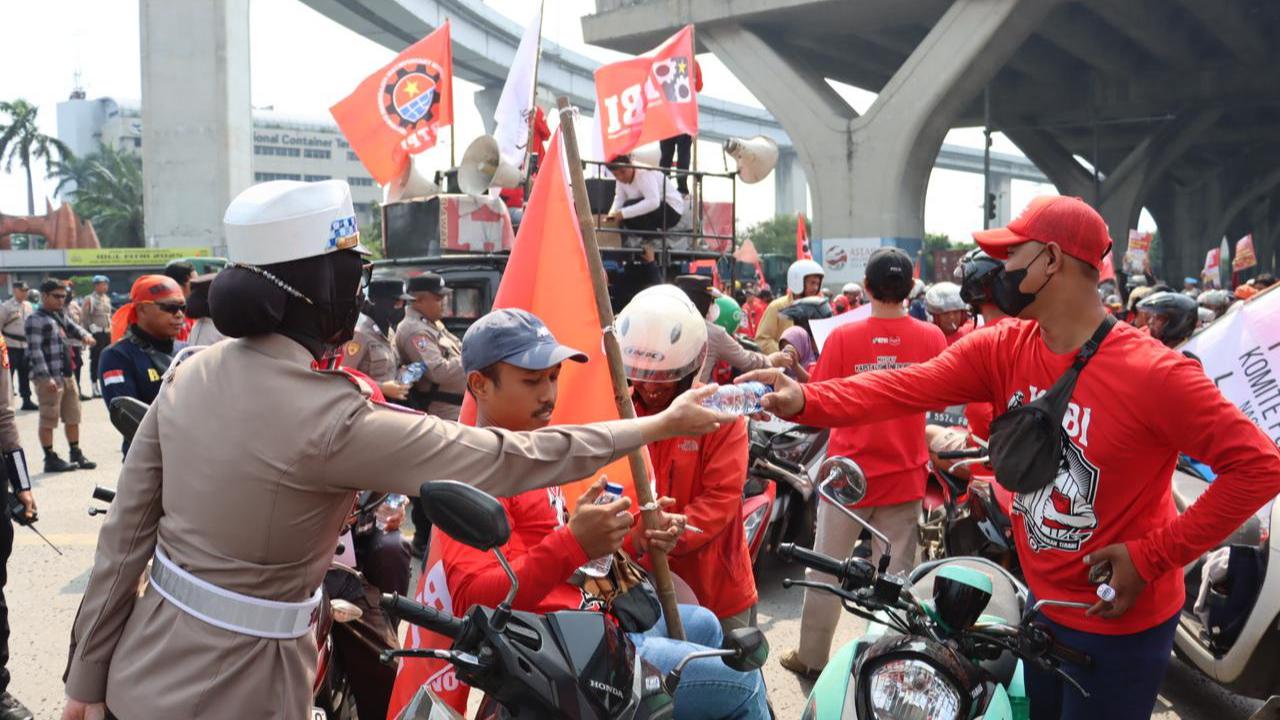 Aksi Simpatik Polwan Beri Air dan Roti ke Buruh di Perayaan May Day
