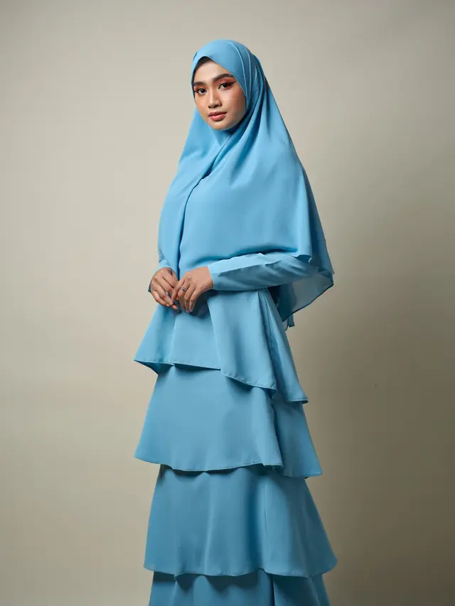 Gamis dengan Detail Ruffle dan Layer Bertumpuk