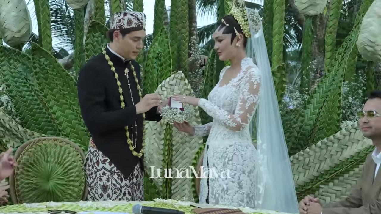Luna Maya Ungkap Fakta di Balik Insiden Salah Kasih Tangan ke Maxime Bouttier saat Akan Pasangkan Cincin Nikah