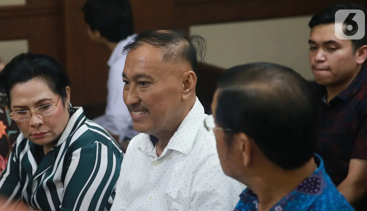 Mantan anggota DPR Markus Nari (tengah) bersiap menjalani sidang putusan terkait proyek e-KTP di Pengadilan Tipikor, Jakarta, Senin (11/11/2019). Markus Nari divonis enam tahun penjara dan denda Rp 300 juta subsider tiga bulan kurungan. (Liputan6.com/Herman Zakharia)