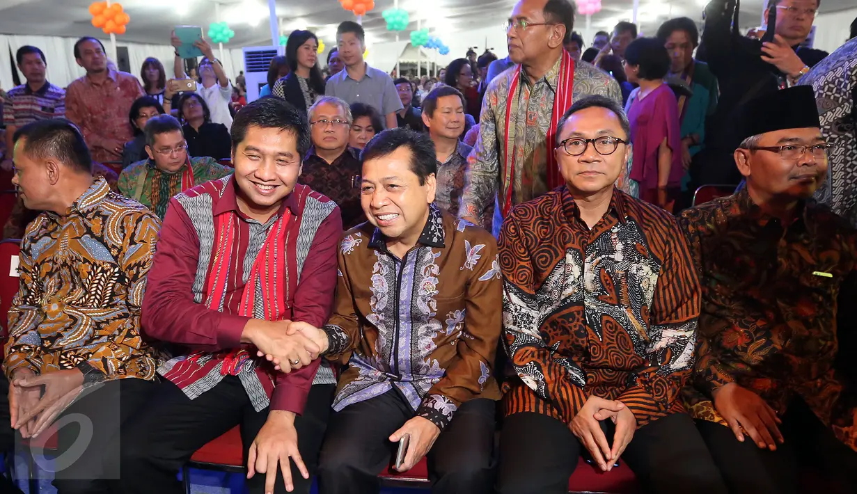 Ki-ka: Panglima TNI Gatot Nurmantyo, Anggota DPR Maruarar Sirait, Ketua DPR Setya Novanto, Ketua MPR Zulkifli Hasan dan Ketua DPD Mohammad Saleh saat menghadiri Natal dan Tahun Baru 2017 di Senayan, Jakarta, Jumat (27/01). (Liputan6.com/Johan Tallo)