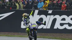 Pebalap Movistar Yamaha, Valentino Rossi, merajai lintasan basah dengan memenangi MotoGP Inggris, Minggu (30/8/2015). Rossi finis pertama di Sirkuit Silverstone, Inggris. (Reuters/Darren Staples)
