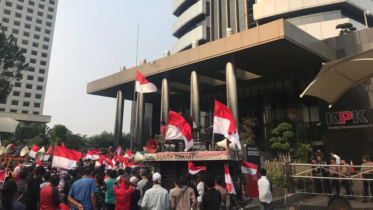 Demo Massa di depan Gedung Merah Putih KPK
