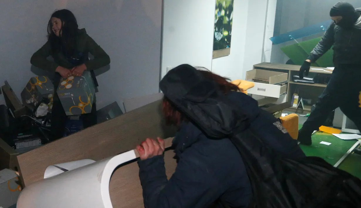 Para demonstran saat merusak fasilitas bank Rusia, Sberbank di Kyiv, Ukraina, (21/11). Tragedi kerusuhan 2014  memprotes digulingkannya Presiden Viktor Yanukovych yang dianggap setia kepada Rusia. (REUTERS/Valentyn Ogirenko)