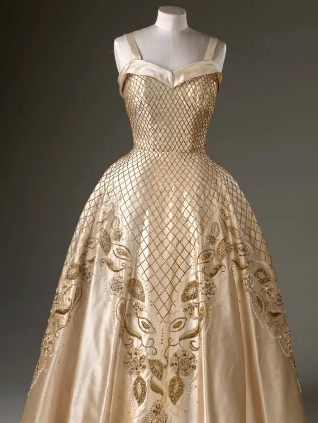 Pameran Mode Terbesar Memerlihatkan Koleksi Busana Ratu Elizabeth II. [@theroyalfamily]