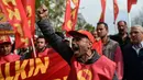 Seorang buruh menyampaikan orasi pada peringatan May Day di Taksim Square, Istanbul, Senin (1/5). Pekerja di berbagai belahan dunia mengadakan aksi Hari Buruh Internasional dengan memadati jalan-jalan besar untuk menyuarakan aspirasi. (YASIN AKGUL/AFP)