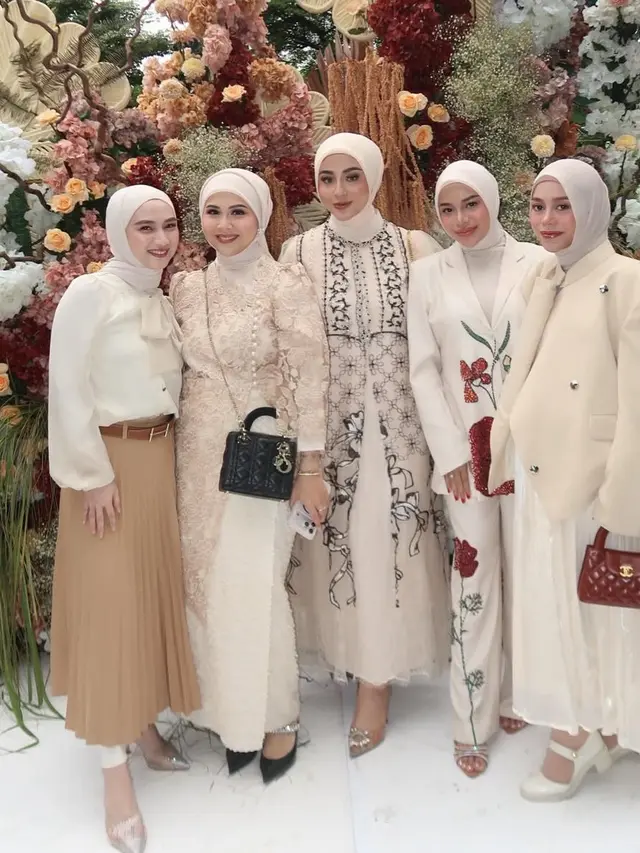 Geng Mamayu dilamaran Syifa Hadju dan El Rumi pakai busana didominasi nuansa putih. [@kesharatuliu05]
