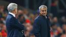 Manajer Chelsea, Jose Mourinho, tersenyum kepada manajer Stoke City, Mark Hughes dalam laga Piala Liga di Stadion Britannia, Inggris, (27/10/2015). (Reuters/Darren Staples)