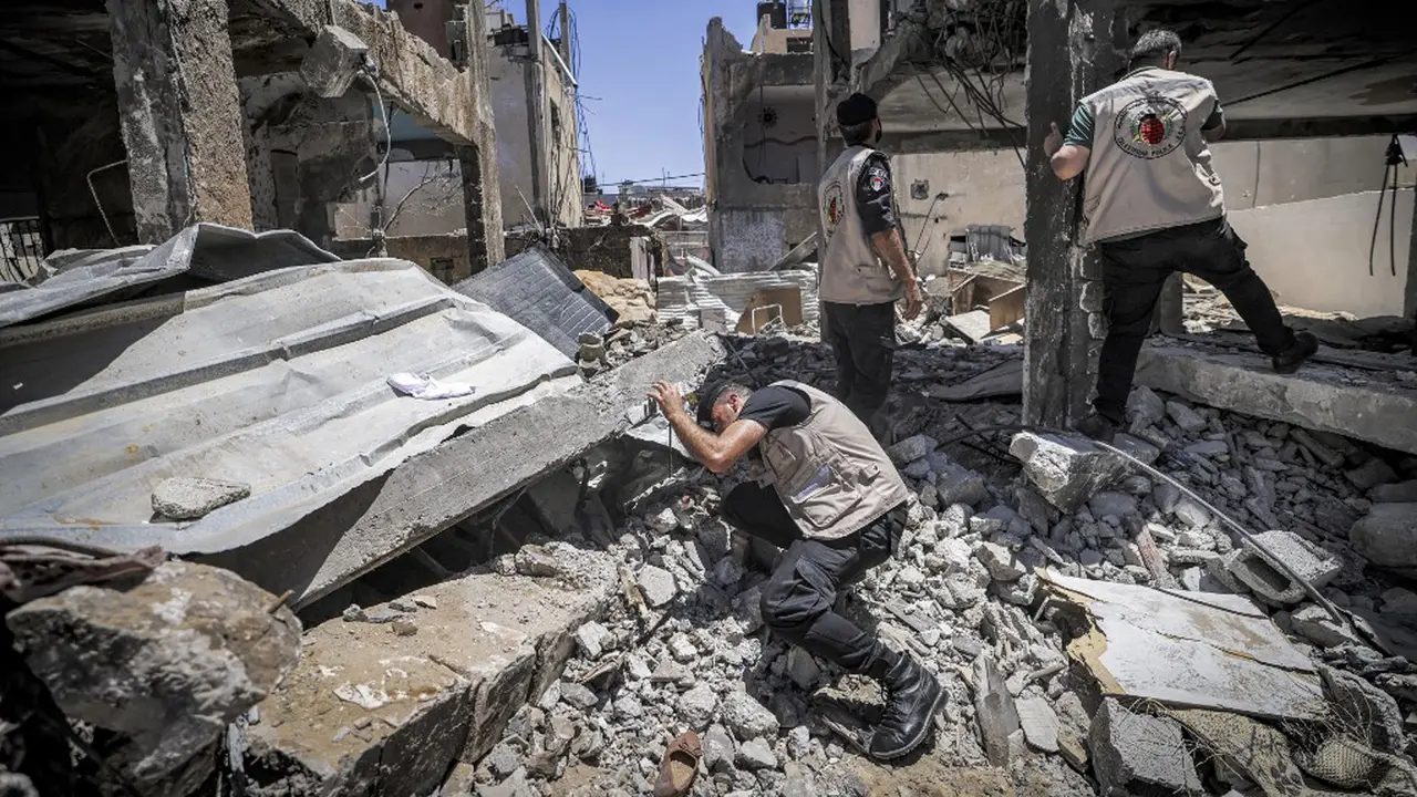 FOTO: Mengumpulkan Proyektil yang Tidak Meledak Usai Konflik Hamas - Israel