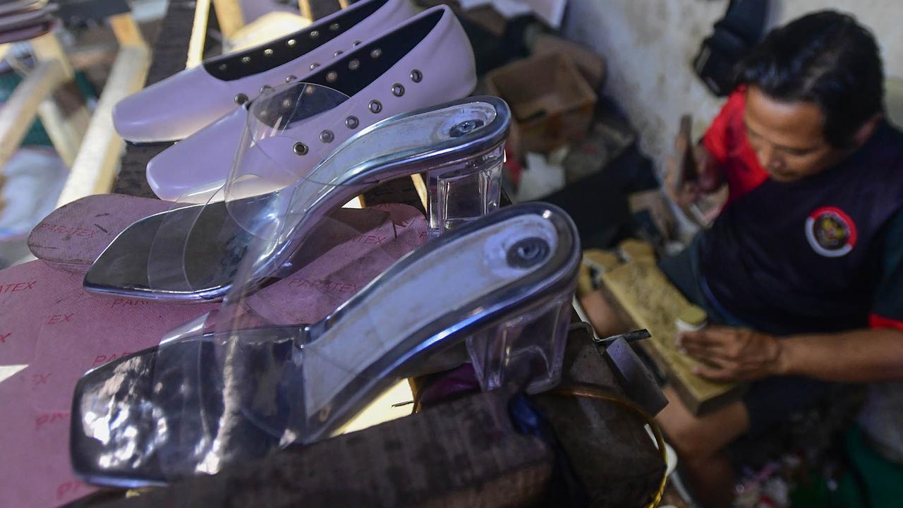 FOTO: Permintaan Lesu, Industri Rumahan Sepatu Terpukul, Omzet Anjlok 70 Persen