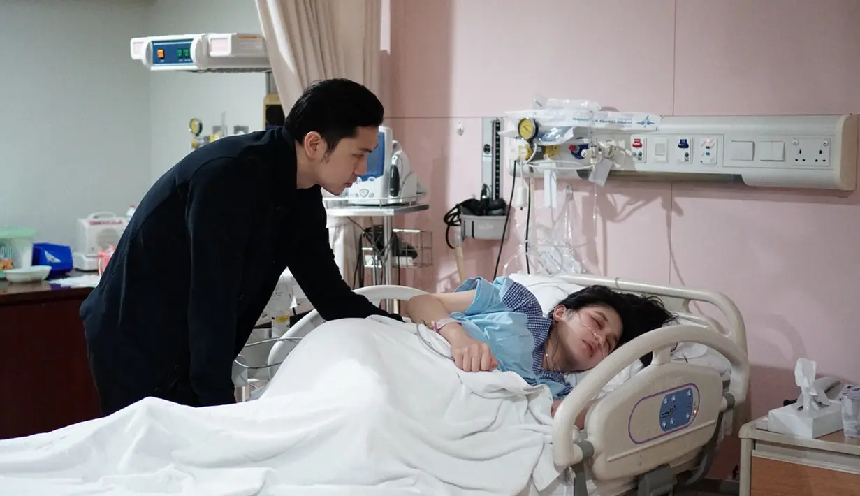 "Tgl 31 Desember 2017 jam 2am saya datang ke rs, karena semalaman mules, saya pikir hanya mules biasa, ternyata makin sering datang mulesnya.. suami saya memaksa saya langsung ke rs, akhirnya saya, suami, & asisten pergi ke rs." tulisnya pada 2 Januari.