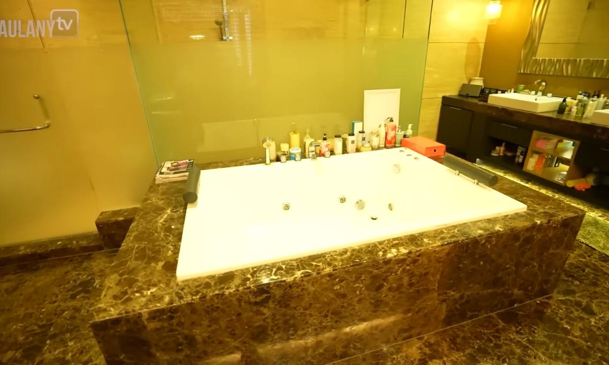 4 Potret Kamar Mandi Mewah Rossa Berlapis Marmer Dilengkapi TV Hingga Jacuzzi, Peralatan Mandi Lengkap Banget