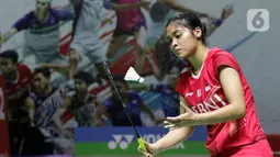 Pebulu tangkis tunggal putri Indonesia Gregoria Mariska Tunjung saat melawan Phittayaporn Chaiwan (Thailand) pada kualifikasi Indonesia Masters 2022 di Istora Senayan, Jakarta, Rabu (8/6/2022). Gregoria Mariska unggul dengan skor 21-14 dan 21-15. (Liputan6.com/Helmi Fithriansyah)