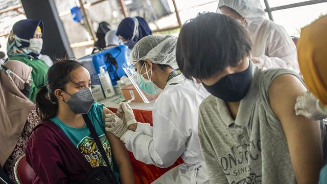 FOTO: Klinik Vaksinasi COVID-19 Massal Darurat di Surabaya