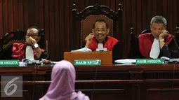 Ketua Majelis Hakim Aswijon memberikan pertanyaan ke saksi kasus dugaan korupsi penyelengaraan ibadah haji dan penyelewengan Dana Operasional Menteri (DOM) Suryadharma Ali di Pengadilan Tipikor, Jakarta, Rabu (30/09/2015). (Liputan6.com/Andrian M Tunay)
