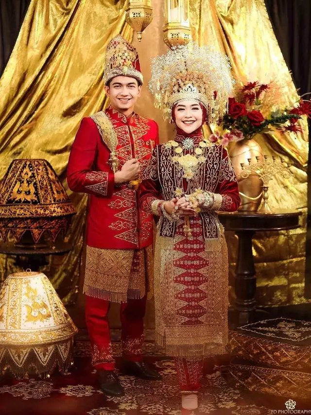 8 Gaya Ria Ricis dalam Pemotretan Prewedding Terbaru, Kental Nuansa Adat Aceh