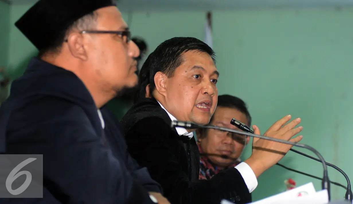 Koordinator Tim Advokasi Pandangan dan Sikap Keagamaan MUI, Ahmad Yani (kedua kiri) memberi keterangan usai pertemuan di Jakarta, Senin (14/11). Yani berharap pemerintah lebih cepat memproses kasus dugaan penistaan agama. (Liputan6.com/Helmi Fithriansyah)