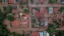 Pemandangan udara menunjukkan banjir di kotamadya Juatuba Brasil, yang terletak di negara bagian Minas Gerais, setelah hujan yang sangat deras turun dalam beberapa hari terakhir di Brasil tenggara pada 10 Januari 2022. (AFP/Douglas Magno)