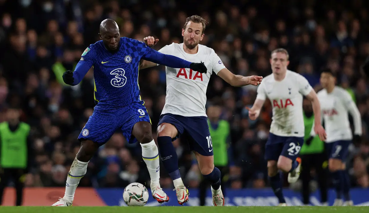 Pertandingan dimulai dengan tempo tinggi. Lukaku dan kolega bermain agresif dengan beberapa kali melancarkan serangan ke lini pertahanan Tottenham Hotspur. (AFP/Adrian Dennis)