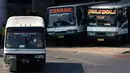 Bus Kopaja 612 jurusan Kampung Melayu-Ragunan menunggu penumpang di terminal Kampung Melayu, Jakarta, Rabu (7/10). Pemprov DKI berencana secara bertahap akan menghapus angkutan umum bus berukuran sedang di Ibukota. (Liputan6.com/Yoppy Renato)