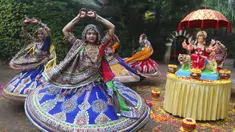 Para wanita mengenakan pakaian tradisional saat berlatih tarian tradisional negara bagian Gujarat, Garba, jelang Festival Navratri di Ahmadabad, India, Jumat (1/10/2021). Festival Navratri yang berlangsung sembilan malam pada musim gugur akan dimulai dari 7 Oktober. (AP Photo/Ajit Solanki)