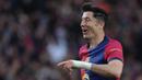 Gol Robert Lewandowski pada menit ke-60 menutup pesta gol Barcelona di Estadi Olimpic Lluis Companys saat menjamu Real Sociedad. (LLUIS GENE/AFP)