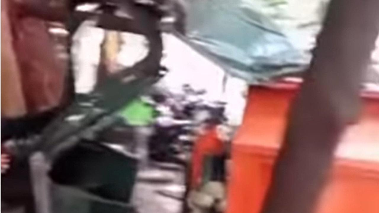 Tragis, 'Pasukan Oranye' Terpelanting hingga Tangan Terjepit Gerobak dan Pohon Usai Diserempet Mobil