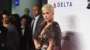 Penyanyi Katy Perry berpose saat tiba menghadiri pesta Gala Musicares Person of The Year 2019 di Los Angeles, AS (8/2). Katy Perry tampil menawan mengenakan gaun hitam bermotif kembang dengan belahan hingga paha terbuka. (AP Photo/Jordan Strauss)