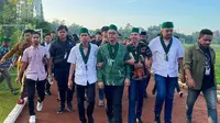 Kandidat calon etua umum PB HMI Bagas Kurniawan bersama sejumlah pendukung dan simpatisannya saat menuju arena Kongres HMI. (Istimewa)