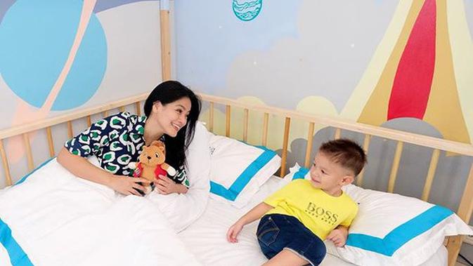 Potret Kamar Kai dan Juna Anak Titi Kamal, Bertema Luar Angkasa. (Sumber: Instagram.com/titi_kamall)