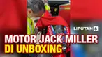 Aksi unboxing motor Ducati kembali terjadi di Mandalika. Kali ini, motor Jack Miller yang menjadi korban terbaru dari unboxing tersebut. Namun, jangan terpancing emosi dahulu, pasalnya, yang melakukan unboxing adalah tim dari Ducati sendiri.