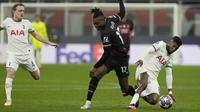 Pemain AC Milan, Rafael Leao, berebut bola dengan pemain  Tottenham Hotspur, Emerson Royal, pada leg pertama babak 16 besar Liga Champions 2022/2023 yang berlangsung di San Siro, Rabu (15/2/2023). (AP Photo/Luca Bruno)