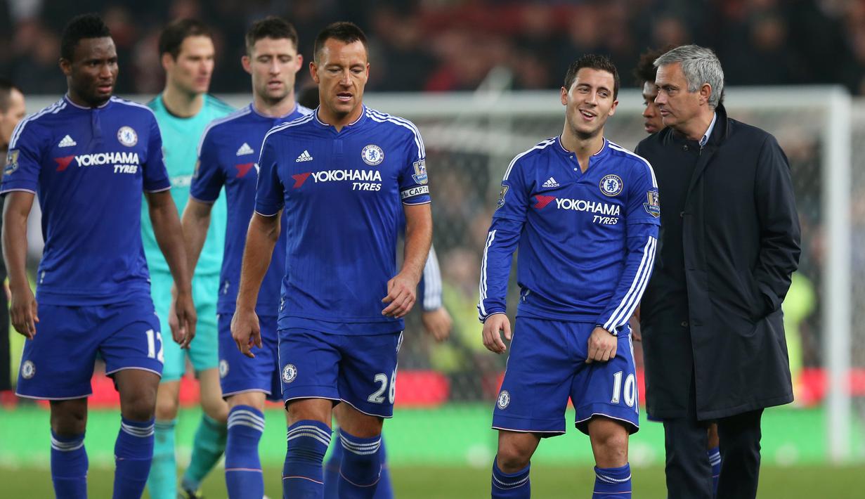  Pelatih Chelsea Jose Mourinho berbicara dengan Eden Hazard dan pemain lainya usai kalah dari Stoke City di Stadion Britania, Inggris, Rabu (28/10/2015) dini hari. Chelsea kalah 4-5. (Reuters / Alex Morton)