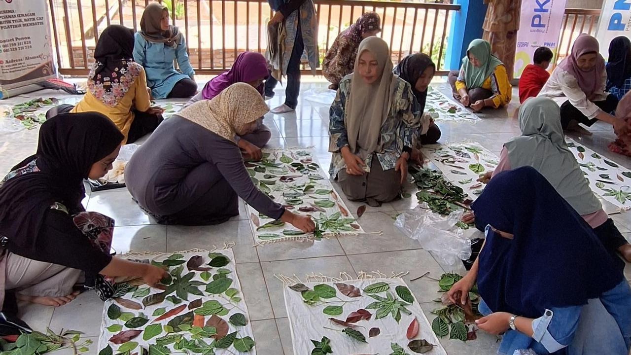 PNM Berdayakan Pengrajin Batik Lewat Teknik Ecoprint di Kampung Madani