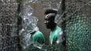 Pemain Mali sedang bersiap bermain melawan Guinea dalam turnamen sepak bola untuk kaum migran dan orang asing bertajuk "Balon Mundial" yang dihelat 6 Juni-5 Juli 2015 di Turin, Italia. (AFP PHOTO/MARCO BERTORELLO)