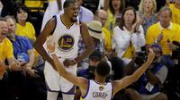 Ekspresi kegembiraan Stephen Curry (kanan) dan Kevin Durant pada gim 2 final NBA kontra Cleveland Cavaliers di Oracle Arena, Minggu (4/6/2017) malam waktu setempat. (AP Photo/Marcio Jose Sanchez)
