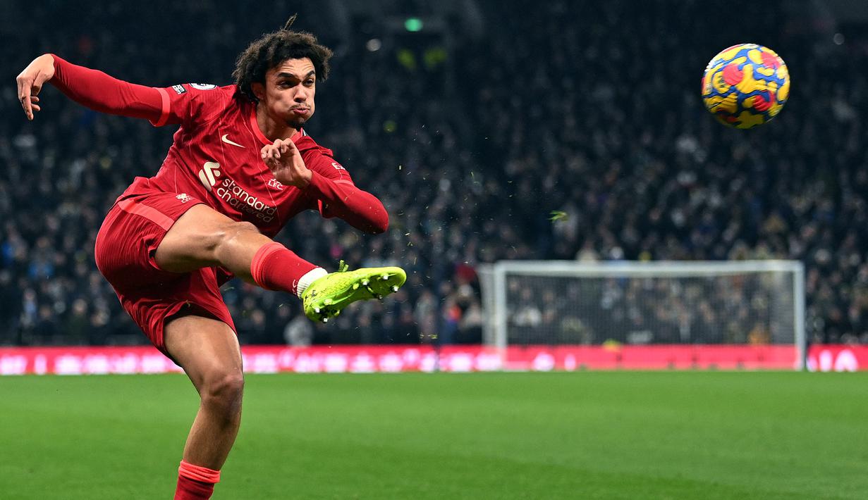 Trent Alexander-Arnold dalam performa spektakuler pada musim ini bersama Liverpool. Bek kanan asal Inggris itu mampu menjadi salah satu pengumpan terbaik di dunia dengan keterampilan bermain bolanya yang sangat kreatif. Sejauh ini, ia telah membuat dua gol dan 12 assist dalam 31 penampilannya di Liga Inggris. (AFP/Justin Tallis)