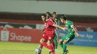 Gelandang serang Persis Solo, Alexis Messidoro mencoba lepas dari kawalan gelandang PSS Sleman, Kim Kurniawan dalam laga BRI Liga 1 2022/2023, Sabtu (10/9/2022) di Stadion Maguwoharjo, Sleman. (Dok. Persis Solo)