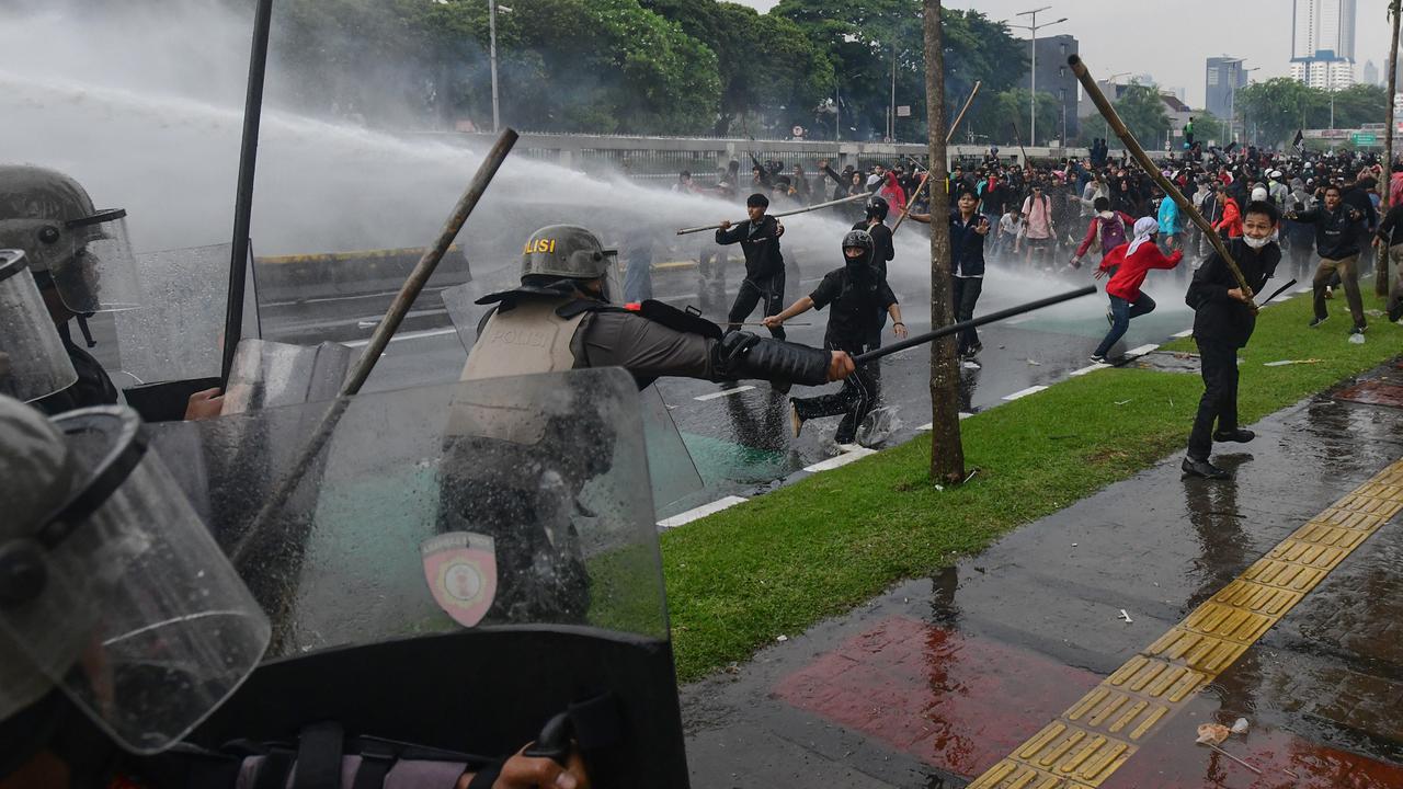 Betrokan Massa dengan Aparat Kepolisian Melebar, Ledakan Bom Molotov dan Gas Air Mata Terdengar Nyaring