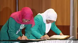Mensos Khofifah Indar Parawangsa dan Ketua Umum Fatayat NU Ida Fauziyah saat di pembukaan Konferensi Besar XV Fatayat NU, Jakarta. Foto diambil pada Jum'at (21/11/2014). (Liputan6.com/Faizal Fanani)