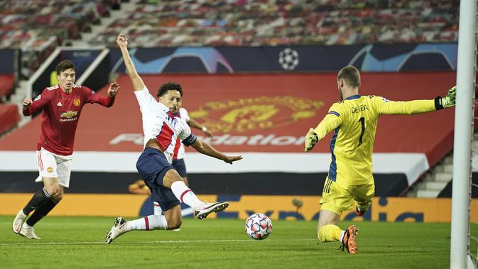 Bek Paris Saint Germain (PSG), Marquinhos mencetak gol kedua untuk timnya ke gawang Manchester United atau MU pada matchday kelima Grup H Liga Champions di Stadion Old Trafford, Kamis (3/12/2020) dinihari WIB. MU keok 1-3 dari PSG. (AP Photo/Dave Thompson)