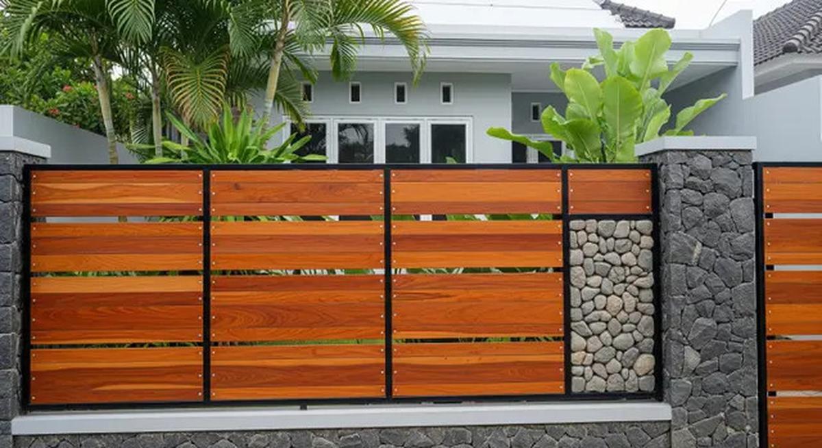 8 Desain Pagar Besi Kombinasi Kayu dan Batu Alam, Bikin Hunian Tampak Modern