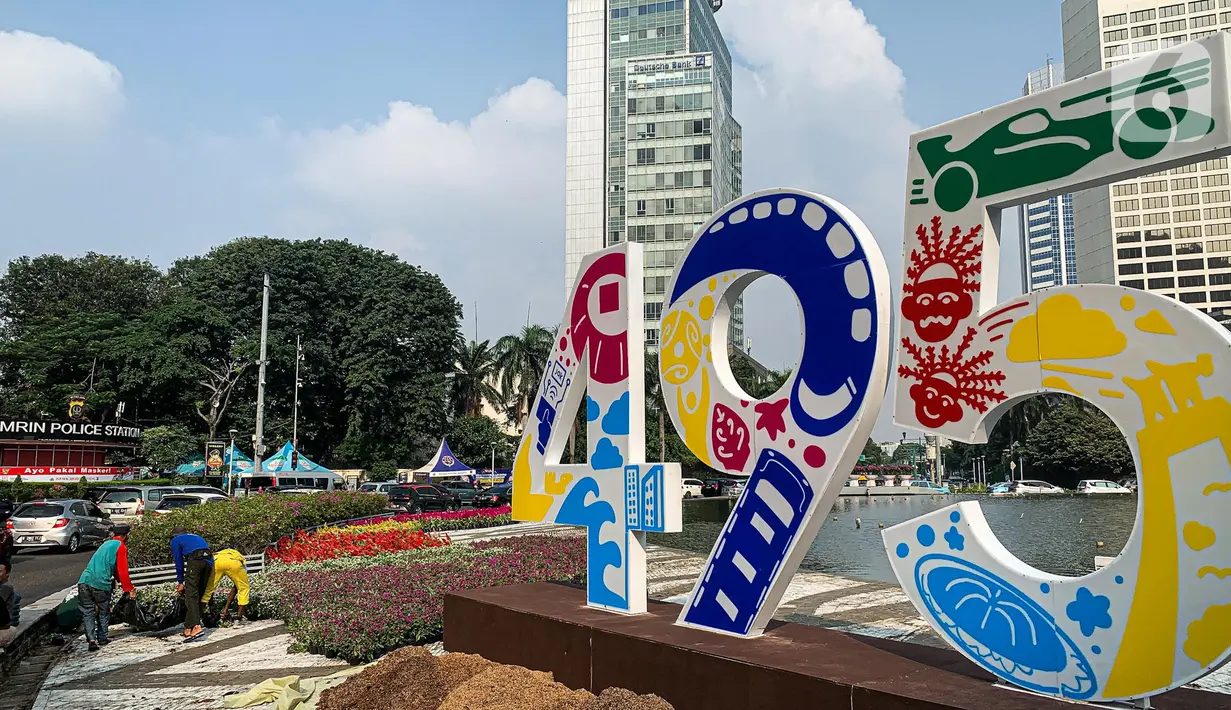 <p>Pekerja dan petugas Dinas Pertamanan dan Kehutanan (Tamhut) DKI Jakarta melalukan persiapan dekorasi Jakarta Hajatan 495 di Bundaran HI, Jakarta Pusat, Senin (20/6/2022). Dekorasi berupa logo Jakarta Hajatan 495 dan peletakan bunga warna-warni di pinggir kolam Bundaran HI untuk memeriahkan HUT ke-495 Kota Jakarta. (Liputan6.com/Faizal Fanani)</p>