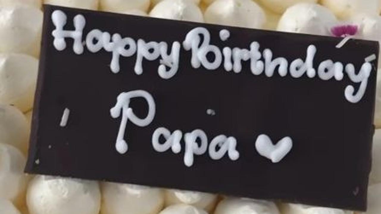 Di atas kue tertulis ucapan selamat ulang tahun untuk Bambang Trihatmodjo. Tampak tertulis 'Happy Brthday Papa'.