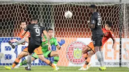 Persib Bandung semakin tak terbendung pada menit ke-34 setelah menambah gol melalui Wander Luiz. Wander Luiz yang tak terkawal kemudian berlari dan menyelesaikannya tugasnya dengan baik dan berhasil mengecoh kiper Aji Bayu. (Bola.com/Bagaskara Lazuardi)
