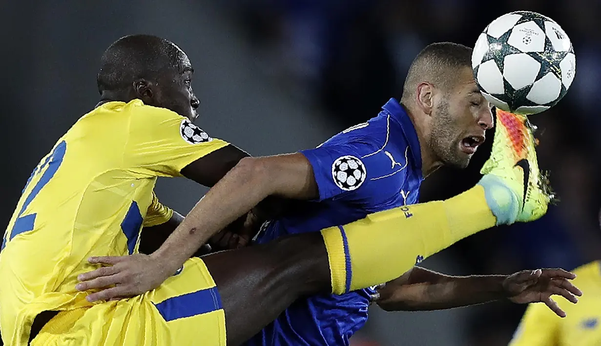 Pemain Porto, Danilo (kiri) berusaha menghadang laju pemain Leicester City, Islam Slimani pada laga grup G Liga Champion di King Power Stadium, Rabu (27/9/2016) dini hari WIB. (AFP/Adrian Dennis)