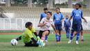 Pemain Timnas Wanita Indonesia, Zahra Muzdalifah mencetak gol saat laga uji coba melawan Tim Putri Persib Bandung di Stadion Madya, Jakarta, Kamis (13/01/2022). Laga yang dimenangkan Garuda Pertiwi dengan skor 10-0 dihadiri oleh Ketua Umum PSSI, Mochamad Iriawan. (Bola.com/Bagaskara Lazuardi)