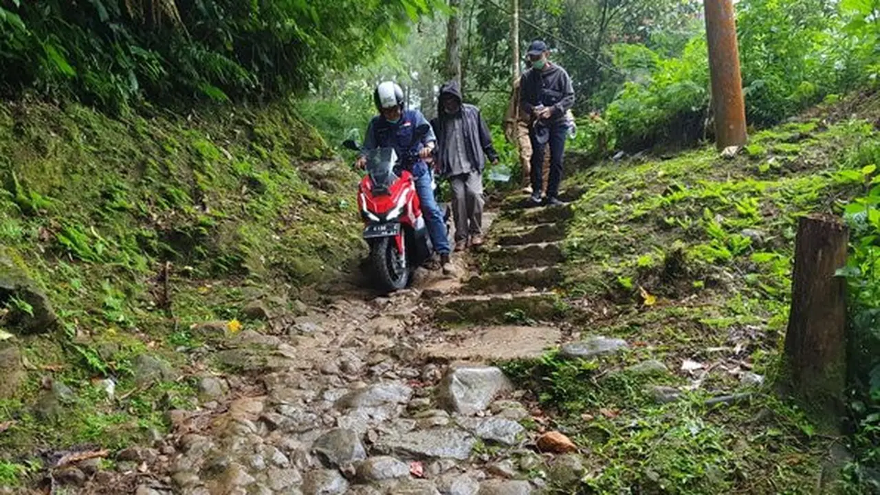 Wabup Bogor Naik Motor Saat Tinjau Pilkades. ©2020 Merdeka.com/Rasyid Ali